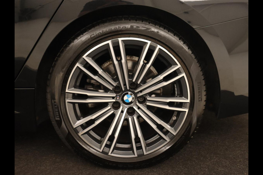 BMW 3 Serie 318i M Sport | Sportstoelen | Half leder | Carplay | Navigatie | Camera | Parkeerhulp | Climate control | Cruise control