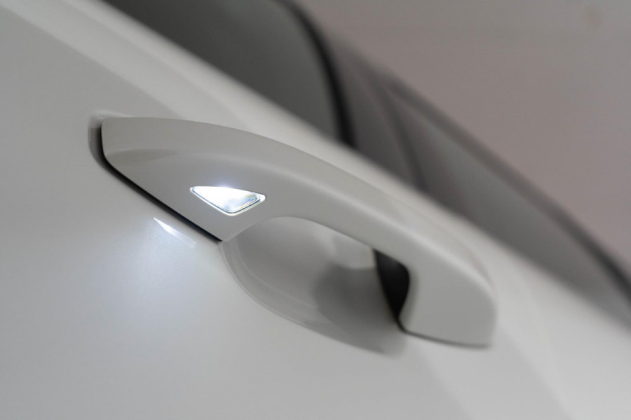Volvo XC40 T5 262PK Automaat R-Design / Climate pack  / Park assist / Camera achter / Leer/Nubuck bekleding / Elektrische achterklep
