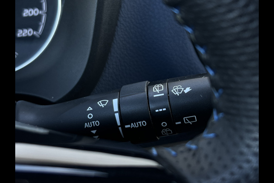Toyota Yaris 1.5 Hybrid Bi-Tone | Navi | Clima | Camera | Cruise