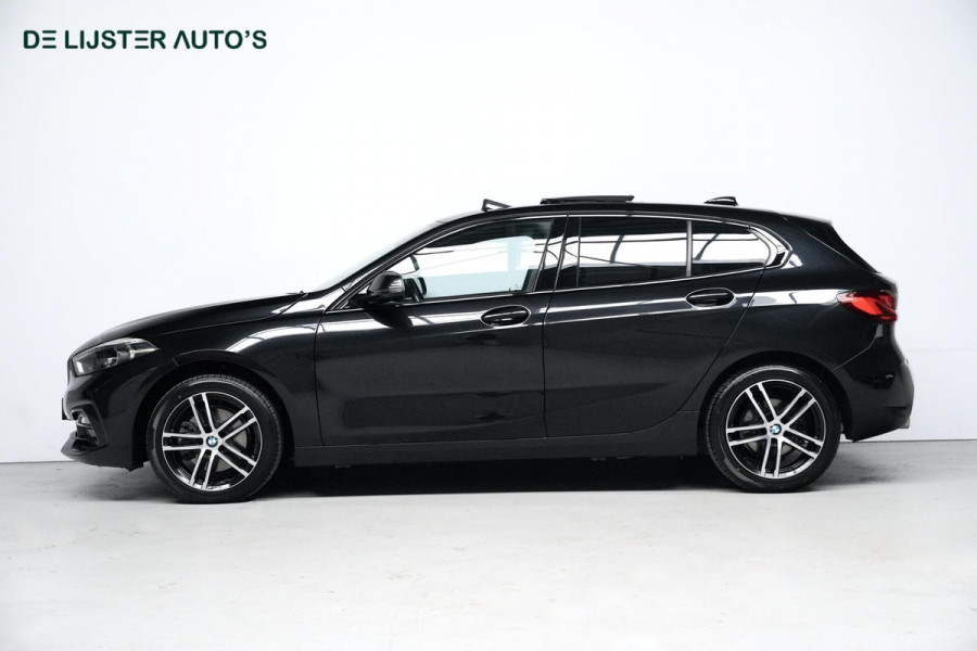 BMW 1-serie 118i Sport Line Automaat 136 Pk | Pano-dak | CarPlay | Sportstoelen | Leder + Verwarmd | Sfeer | Led | Pdc |