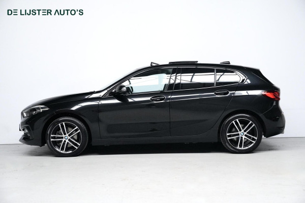 BMW 1-serie 118i Sport Line Automaat 136 Pk | Pano-dak | CarPlay | Sportstoelen | Leder + Verwarmd | Sfeer | Led | Pdc |