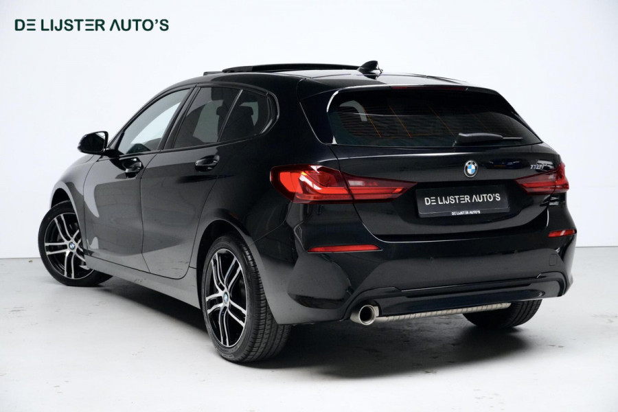 BMW 1-serie 118i Sport Line Automaat 136 Pk | Pano-dak | CarPlay | Sportstoelen | Leder + Verwarmd | Sfeer | Led | Pdc |