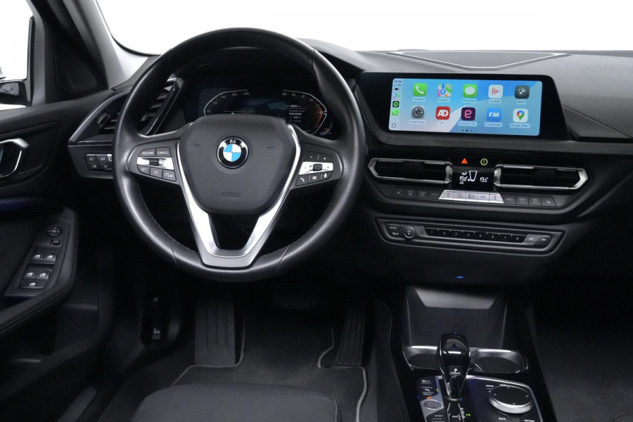 BMW 1-serie 118i Sport Line Automaat 136 Pk | Pano-dak | CarPlay | Sportstoelen | Leder + Verwarmd | Sfeer | Led | Pdc |