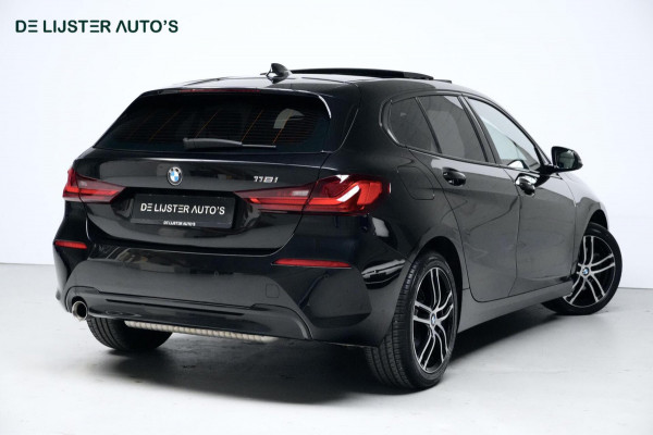 BMW 1-serie 118i Sport Line Automaat 136 Pk | Pano-dak | CarPlay | Sportstoelen | Leder + Verwarmd | Sfeer | Led | Pdc |