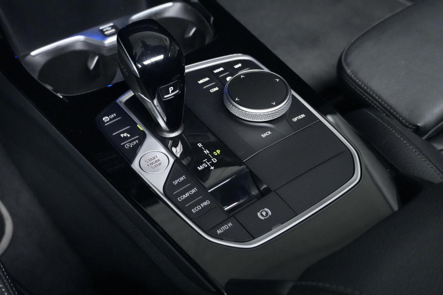BMW 1-serie 118i Sport Line Automaat 136 Pk | Pano-dak | CarPlay | Sportstoelen | Leder + Verwarmd | Sfeer | Led | Pdc |