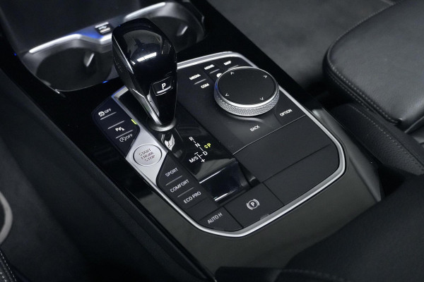 BMW 1-serie 118i Sport Line Automaat 136 Pk | Pano-dak | CarPlay | Sportstoelen | Leder + Verwarmd | Sfeer | Led | Pdc |