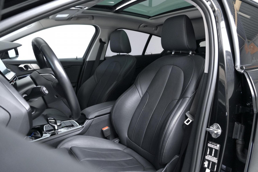 BMW 1-serie 118i Sport Line Automaat 136 Pk | Pano-dak | CarPlay | Sportstoelen | Leder + Verwarmd | Sfeer | Led | Pdc |