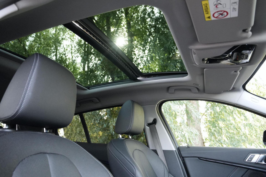BMW 1-serie 118i Sport Line Automaat 136 Pk | Pano-dak | CarPlay | Sportstoelen | Leder + Verwarmd | Sfeer | Led | Pdc |