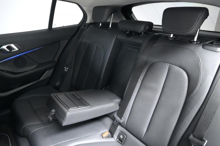 BMW 1-serie 118i Sport Line Automaat 136 Pk | Pano-dak | CarPlay | Sportstoelen | Leder + Verwarmd | Sfeer | Led | Pdc |