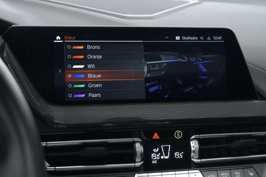 BMW 1-serie 118i Sport Line Automaat 136 Pk | Pano-dak | CarPlay | Sportstoelen | Leder + Verwarmd | Sfeer | Led | Pdc |