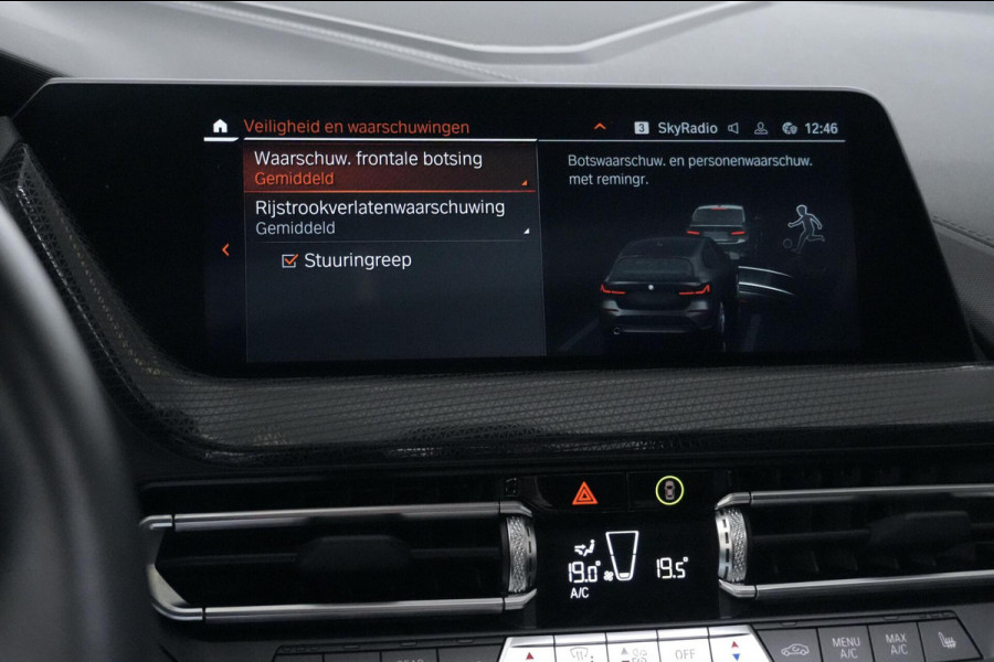 BMW 1-serie 118i Sport Line Automaat 136 Pk | Pano-dak | CarPlay | Sportstoelen | Leder + Verwarmd | Sfeer | Led | Pdc |