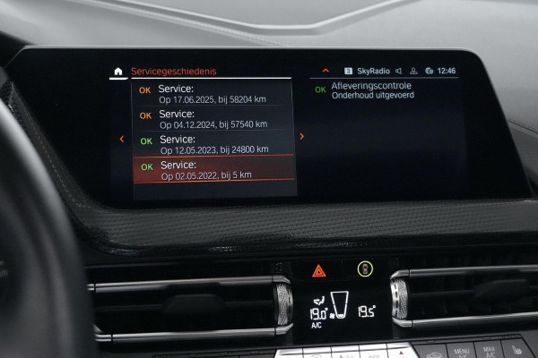 BMW 1-serie 118i Sport Line Automaat 136 Pk | Pano-dak | CarPlay | Sportstoelen | Leder + Verwarmd | Sfeer | Led | Pdc |