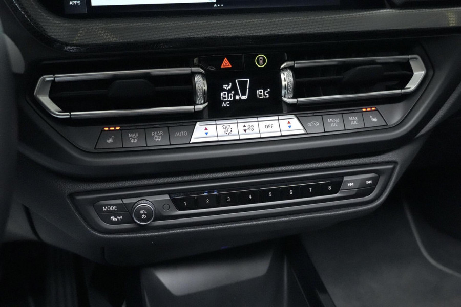 BMW 1-serie 118i Sport Line Automaat 136 Pk | Pano-dak | CarPlay | Sportstoelen | Leder + Verwarmd | Sfeer | Led | Pdc |