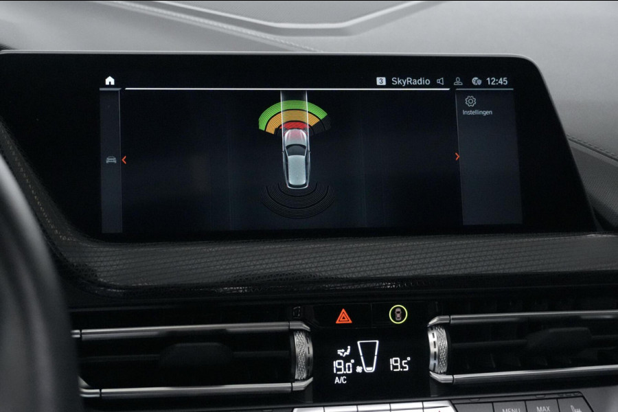BMW 1-serie 118i Sport Line Automaat 136 Pk | Pano-dak | CarPlay | Sportstoelen | Leder + Verwarmd | Sfeer | Led | Pdc |