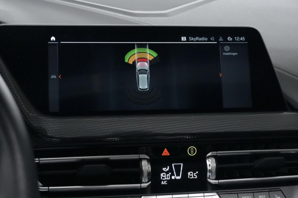BMW 1-serie 118i Sport Line Automaat 136 Pk | Pano-dak | CarPlay | Sportstoelen | Leder + Verwarmd | Sfeer | Led | Pdc |