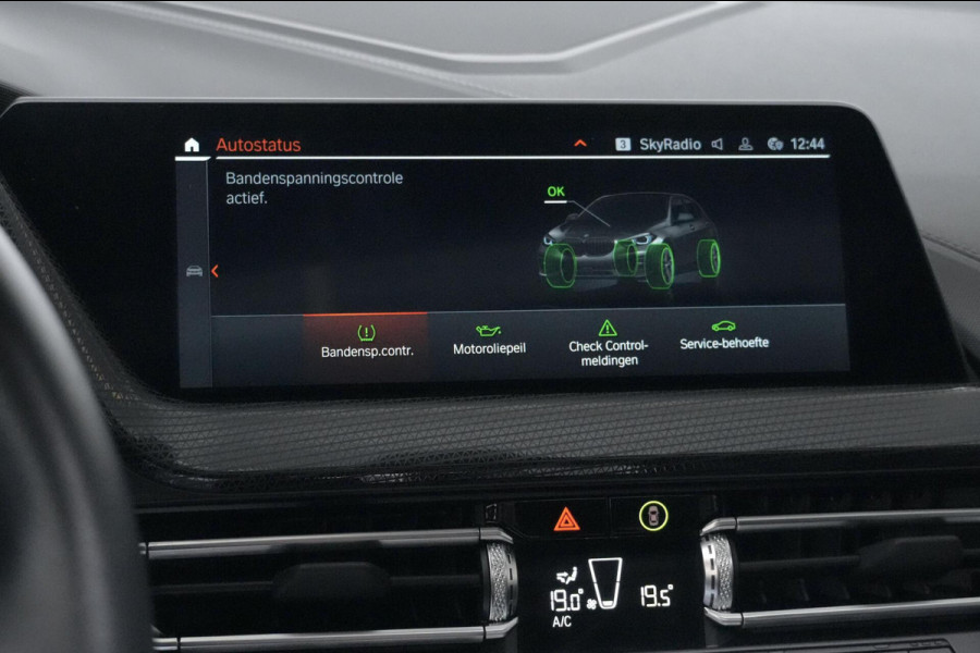 BMW 1-serie 118i Sport Line Automaat 136 Pk | Pano-dak | CarPlay | Sportstoelen | Leder + Verwarmd | Sfeer | Led | Pdc |