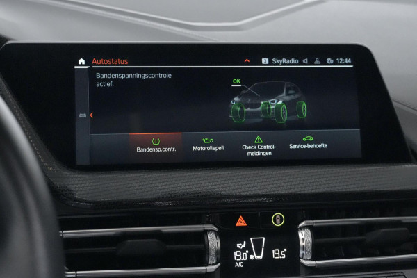 BMW 1-serie 118i Sport Line Automaat 136 Pk | Pano-dak | CarPlay | Sportstoelen | Leder + Verwarmd | Sfeer | Led | Pdc |