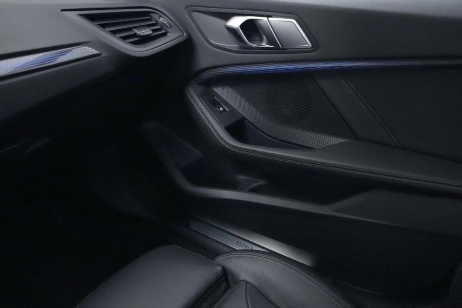 BMW 1-serie 118i Sport Line Automaat 136 Pk | Pano-dak | CarPlay | Sportstoelen | Leder + Verwarmd | Sfeer | Led | Pdc |