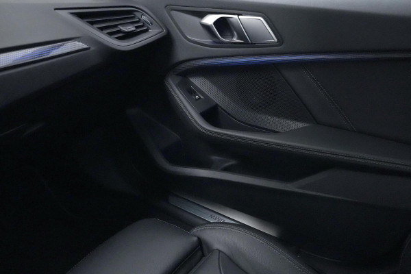 BMW 1-serie 118i Sport Line Automaat 136 Pk | Pano-dak | CarPlay | Sportstoelen | Leder + Verwarmd | Sfeer | Led | Pdc |