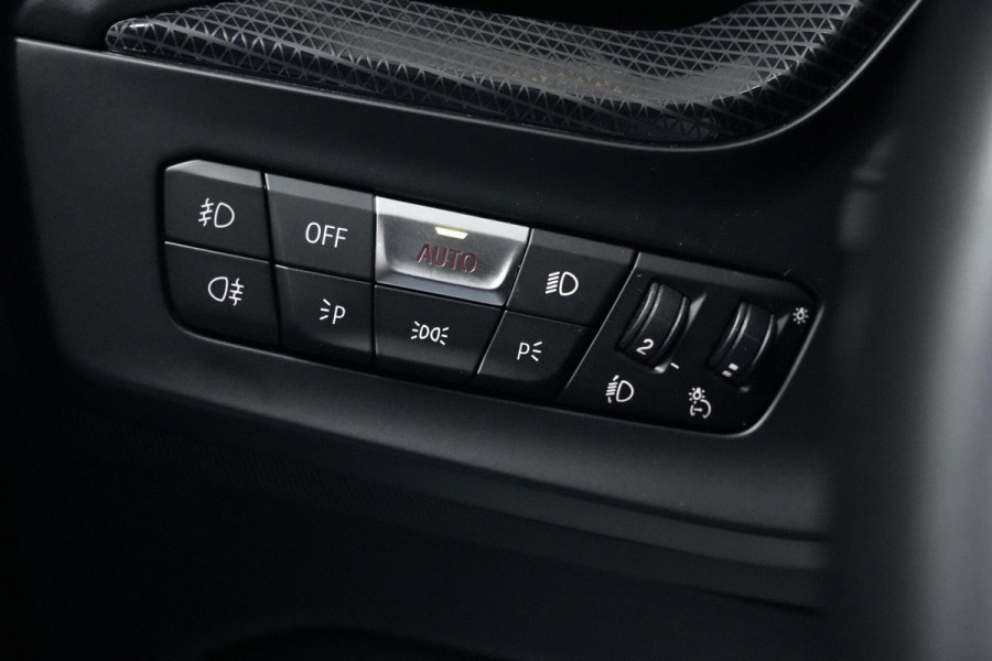 BMW 1-serie 118i Sport Line Automaat 136 Pk | Pano-dak | CarPlay | Sportstoelen | Leder + Verwarmd | Sfeer | Led | Pdc |