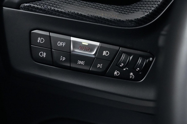 BMW 1-serie 118i Sport Line Automaat 136 Pk | Pano-dak | CarPlay | Sportstoelen | Leder + Verwarmd | Sfeer | Led | Pdc |