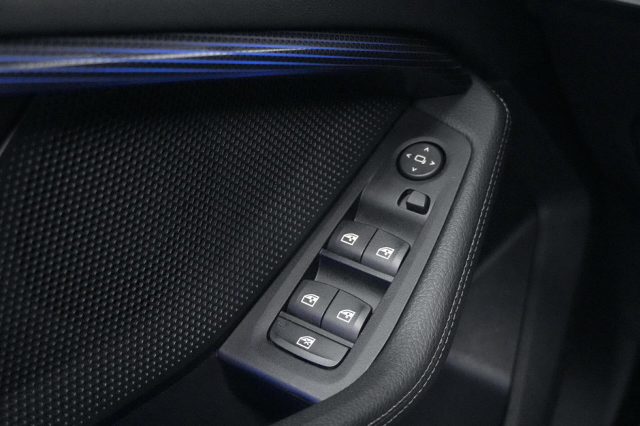 BMW 1-serie 118i Sport Line Automaat 136 Pk | Pano-dak | CarPlay | Sportstoelen | Leder + Verwarmd | Sfeer | Led | Pdc |