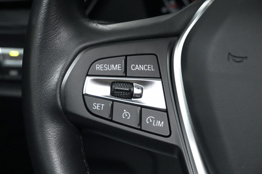 BMW 1-serie 118i Sport Line Automaat 136 Pk | Pano-dak | CarPlay | Sportstoelen | Leder + Verwarmd | Sfeer | Led | Pdc |