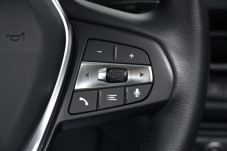 BMW 1-serie 118i Sport Line Automaat 136 Pk | Pano-dak | CarPlay | Sportstoelen | Leder + Verwarmd | Sfeer | Led | Pdc |