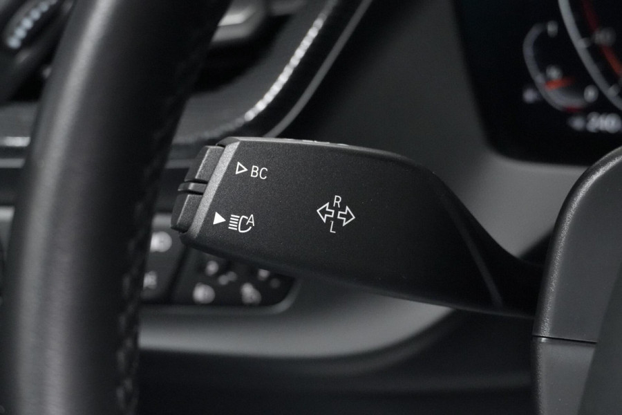 BMW 1-serie 118i Sport Line Automaat 136 Pk | Pano-dak | CarPlay | Sportstoelen | Leder + Verwarmd | Sfeer | Led | Pdc |
