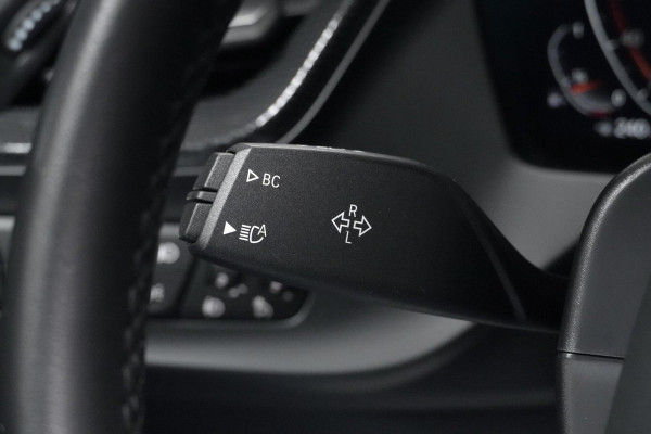 BMW 1-serie 118i Sport Line Automaat 136 Pk | Pano-dak | CarPlay | Sportstoelen | Leder + Verwarmd | Sfeer | Led | Pdc |