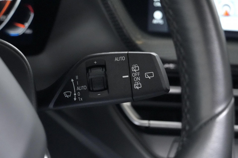 BMW 1-serie 118i Sport Line Automaat 136 Pk | Pano-dak | CarPlay | Sportstoelen | Leder + Verwarmd | Sfeer | Led | Pdc |