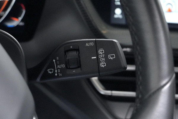 BMW 1-serie 118i Sport Line Automaat 136 Pk | Pano-dak | CarPlay | Sportstoelen | Leder + Verwarmd | Sfeer | Led | Pdc |