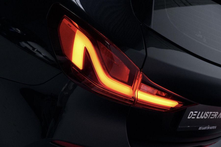 BMW 1-serie 118i Sport Line Automaat 136 Pk | Pano-dak | CarPlay | Sportstoelen | Leder + Verwarmd | Sfeer | Led | Pdc |