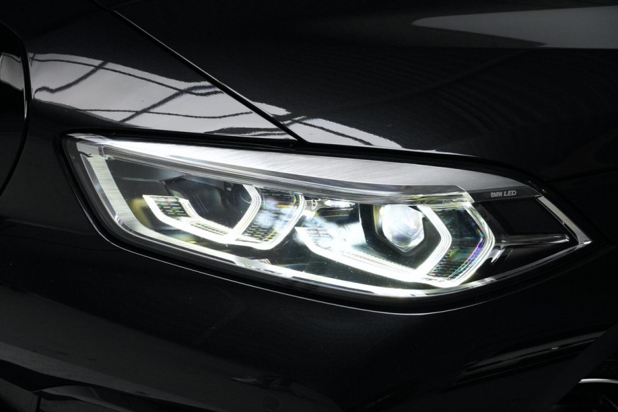 BMW 1-serie 118i Sport Line Automaat 136 Pk | Pano-dak | CarPlay | Sportstoelen | Leder + Verwarmd | Sfeer | Led | Pdc |