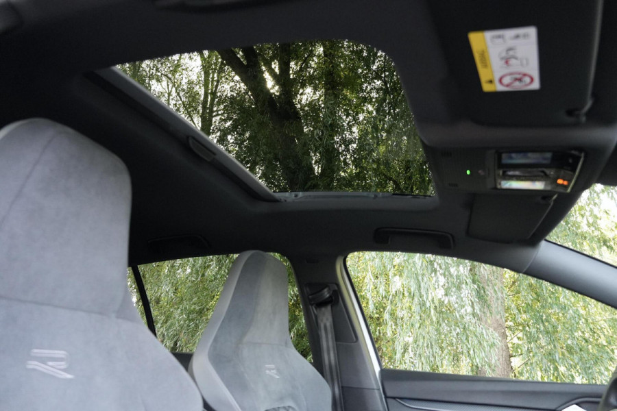 Volkswagen Golf 1.5 eTSI 3x R-Line Automaat | Pano-dak | CarPlay | Virtual| Acc | Stoel + Stuurverwarming | Sfeer | IQ-Light | Pdc |