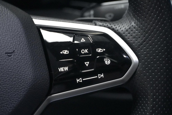 Volkswagen Golf 1.5 eTSI 3x R-Line Automaat | Pano-dak | CarPlay | Virtual| Acc | Stoel + Stuurverwarming | Sfeer | IQ-Light | Pdc |