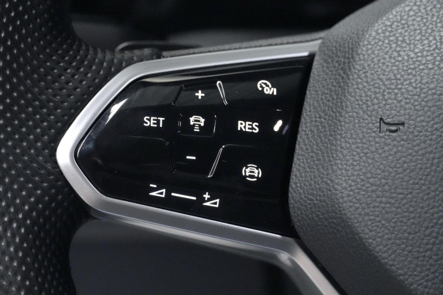Volkswagen Golf 1.5 eTSI 3x R-Line Automaat | Pano-dak | CarPlay | Virtual| Acc | Stoel + Stuurverwarming | Sfeer | IQ-Light | Pdc |