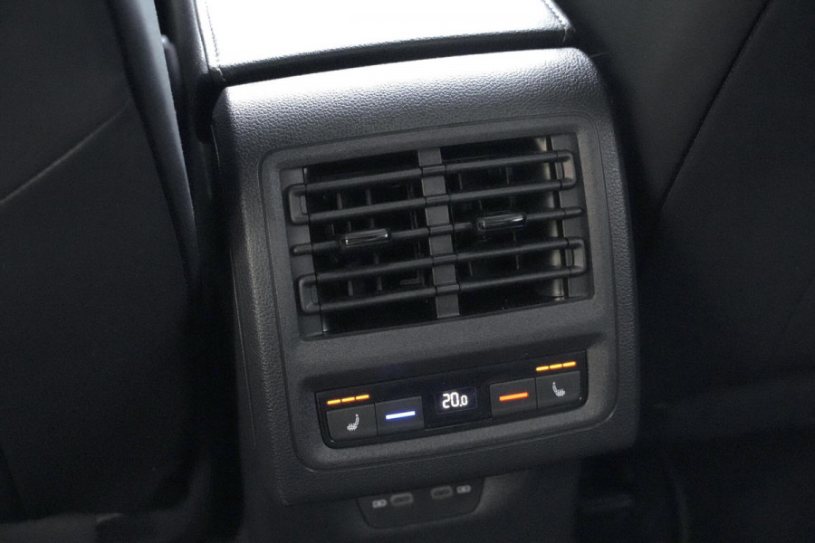 Volkswagen Golf 1.5 eTSI 3x R-Line Automaat | Pano-dak | CarPlay | Virtual| Acc | Stoel + Stuurverwarming | Sfeer | IQ-Light | Pdc |