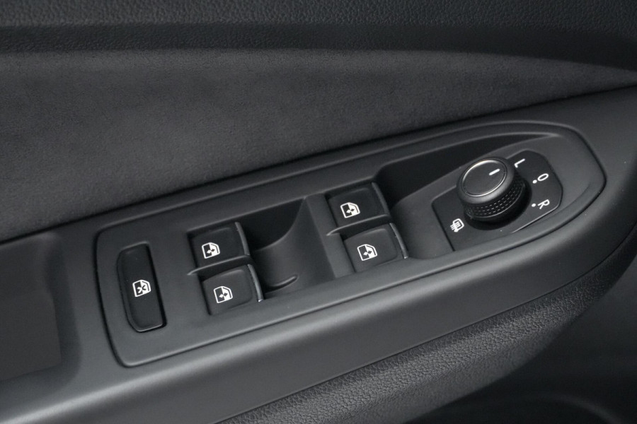 Volkswagen Golf 1.5 eTSI 3x R-Line Automaat | Pano-dak | CarPlay | Virtual| Acc | Stoel + Stuurverwarming | Sfeer | IQ-Light | Pdc |