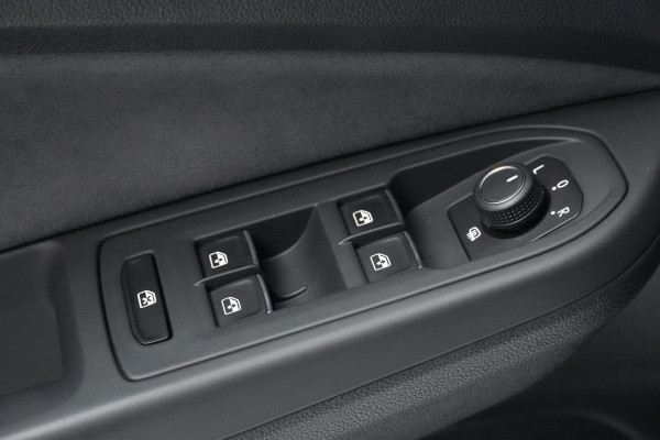 Volkswagen Golf 1.5 eTSI 3x R-Line Automaat | Pano-dak | CarPlay | Virtual| Acc | Stoel + Stuurverwarming | Sfeer | IQ-Light | Pdc |