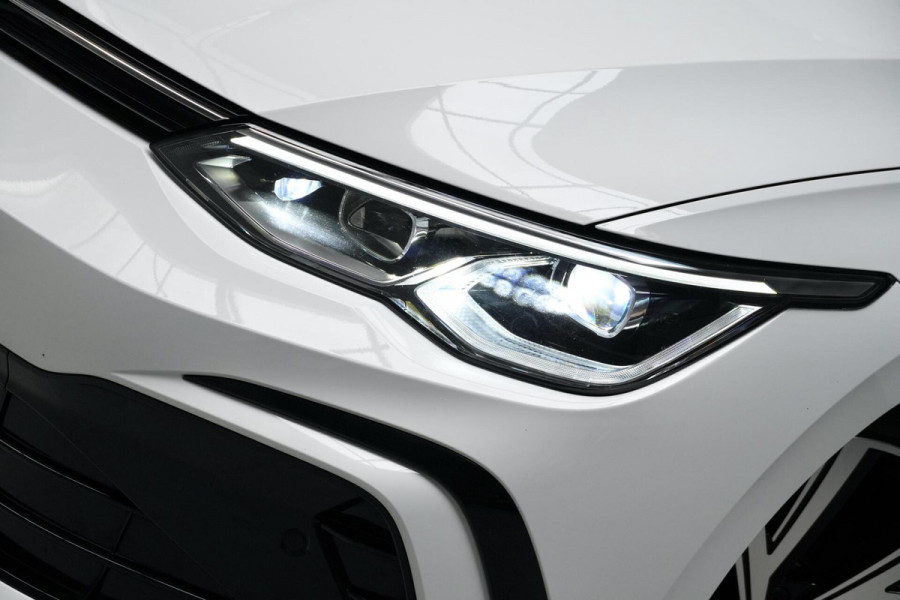 Volkswagen Golf 1.5 eTSI 3x R-Line Automaat | Pano-dak | CarPlay | Virtual| Acc | Stoel + Stuurverwarming | Sfeer | IQ-Light | Pdc |