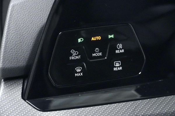 Volkswagen Golf 1.5 eTSI 3x R-Line Automaat | Pano-dak | CarPlay | Virtual| Acc | Stoel + Stuurverwarming | Sfeer | IQ-Light | Pdc |
