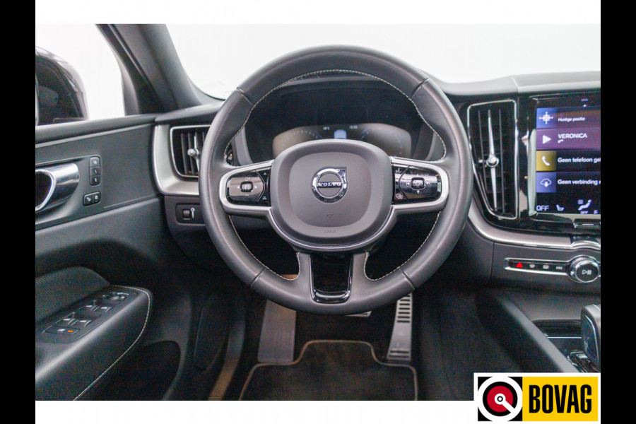Volvo XC60 2.0 B5 R Design 251 PK | Panoramadak | Luchtvering | Leer | Elc. trekhaak | Stoel- & Stuurverw. | Voorruitverwarming, 19"LMV velgen