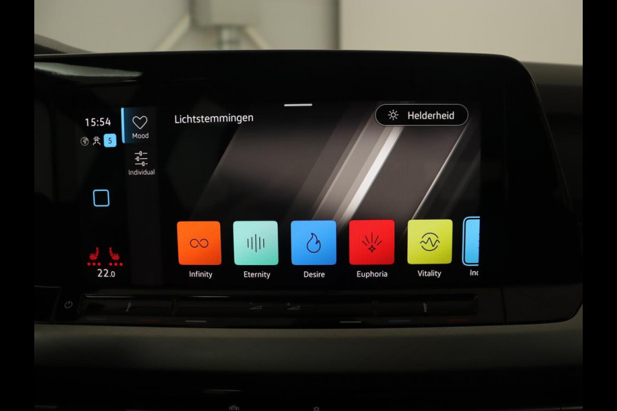 Volkswagen Golf 1.5 eTSI Life | Stoelverwarming | Carplay | Massage | Adaptive cruise | Navigatie | Sfeerverlichting | Parkeerhulp | Full LED | Memory