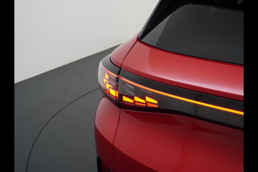 Volkswagen ID.4 GTX 4Motion 300PK (82Kw) 77 kWh PanoDak Warmtepomp 360-Camera 20" Apple Carplay Android Adaptive-Cruise Navi LED-v+a PDC-v+a Two Dual-Ecc App-Connect Mirror-Link Grootste Accu 0-100 6,3 seconden! AWD All Wheel Drive Assistentiepakket Design-pakket plus. Accu garantie tot 15-04-2030/160.000km laden tot 175kw DC of thuis 11kwh AC per uur. Orig.NLse auto € 58.000 nieuw
