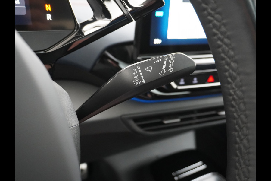 Volkswagen ID.4 GTX 4Motion 300PK (82Kw) 77 kWh PanoDak Warmtepomp 360-Camera 20" Apple Carplay Android Adaptive-Cruise Navi LED-v+a PDC-v+a Two Dual-Ecc App-Connect Mirror-Link Grootste Accu 0-100 6,3 seconden! AWD All Wheel Drive Assistentiepakket Design-pakket plus. Accu garantie tot 15-04-2030/160.000km laden tot 175kw DC of thuis 11kwh AC per uur. Orig.NLse auto € 58.000 nieuw