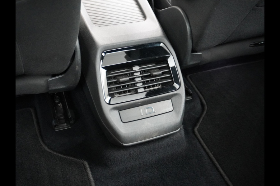 Volkswagen ID.4 GTX 4Motion 300PK (82Kw) 77 kWh PanoDak Warmtepomp 360-Camera 20" Apple Carplay Android Adaptive-Cruise Navi LED-v+a PDC-v+a Two Dual-Ecc App-Connect Mirror-Link Grootste Accu 0-100 6,3 seconden! AWD All Wheel Drive Assistentiepakket Design-pakket plus. Accu garantie tot 15-04-2030/160.000km laden tot 175kw DC of thuis 11kwh AC per uur. Orig.NLse auto € 58.000 nieuw