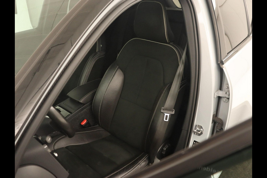Volvo XC40 Recharge P8 AWD R-Design | Trekhaak | Camera | Carplay | Navigatie | Full LED | Leder/Alcantara | Adaptive cruise | Keyless
