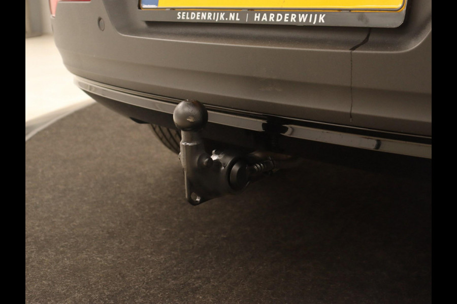 Volvo XC40 Recharge P8 AWD R-Design | Trekhaak | Camera | Carplay | Navigatie | Full LED | Leder/Alcantara | Adaptive cruise | Keyless