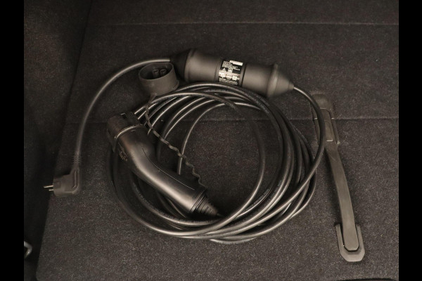 Volvo XC40 Recharge P8 AWD R-Design | Trekhaak | Camera | Carplay | Navigatie | Full LED | Leder/Alcantara | Adaptive cruise | Keyless